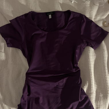 Lila figurbetontes t-Shirt 