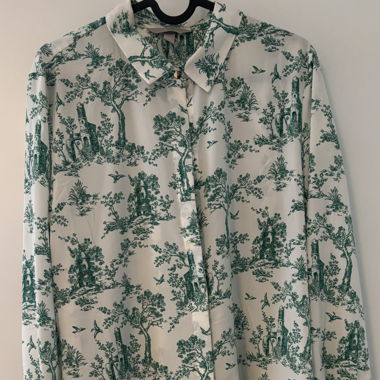 Weisse Bluse mit grünem Muster