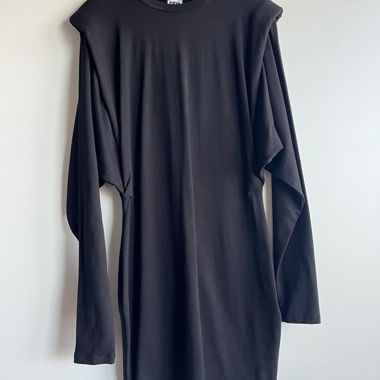 Vestito con spalline imbottite