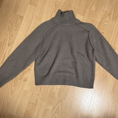 Pull en maille gris/marron à col roulé