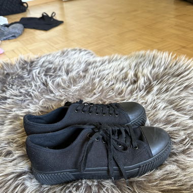 Schwarze Sneakers