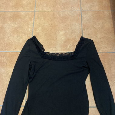 Schwarzes off-shoulder top 