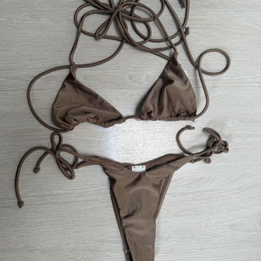 Braunes Bikini zum Binden