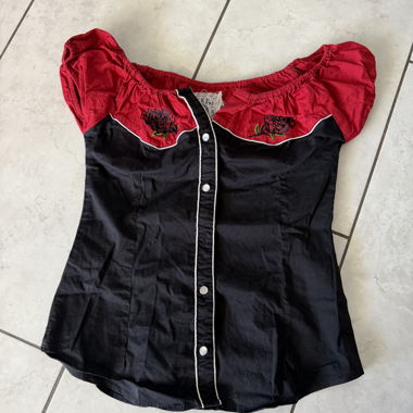 Damenbluse schwarz-rot mit Stickerei