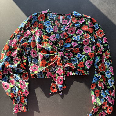 Top crop fleuri noue devant