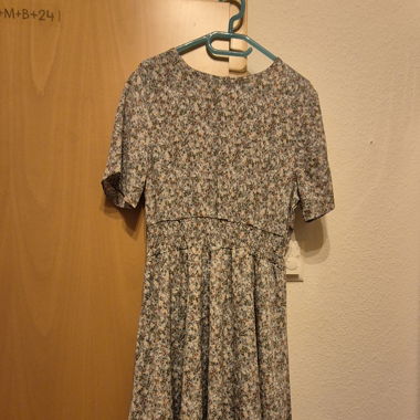 Kurzes Blumenkleid