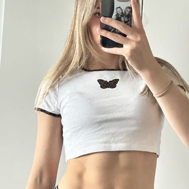 Top corto bianco con farfalla