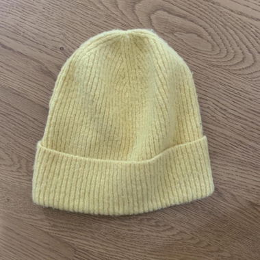 Bonnet en maille jaune côtelée