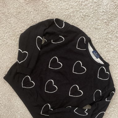 Schwarzer Pulli mit Herz-Motiv