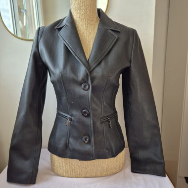 Kurze schwarze Blazerjacke in Kunstleder