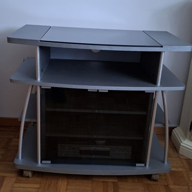 Meuble TV gris à roulettes