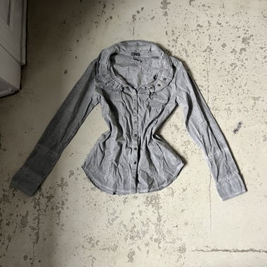 Chemise grise à manches longues cintrée
