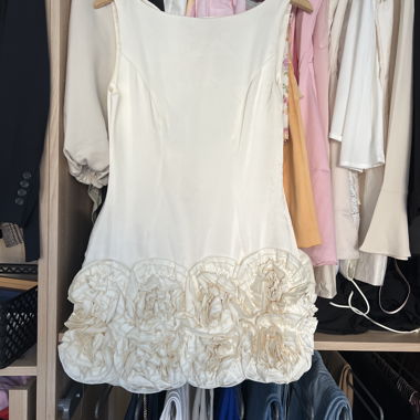 Vestitino bianco corto con orlo floreale