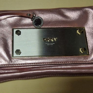 Pochette DKNY in pelle metallizzata rosa originale
