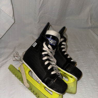 Eishockeyschlittschuhe