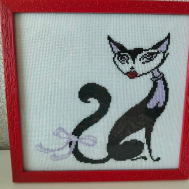 Immagine di gatto ricamata in cornice rossa