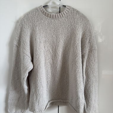 Maglione beige lavorato a maglia con scollo rotondo