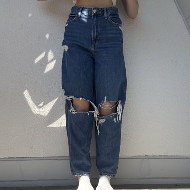 Mom Jeans mit Löchern
