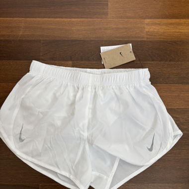 Shorts da donna Nike Dri-Fit bianchi