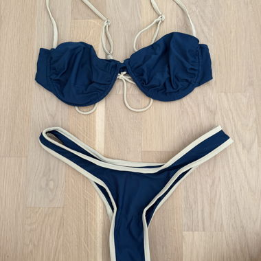 Marineblau und gelber Bikini
