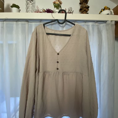 Beige Damenbluse mit Knopfleiste