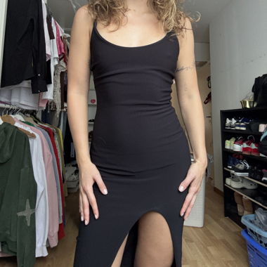 Schwarzes Kleid mit Schlitz