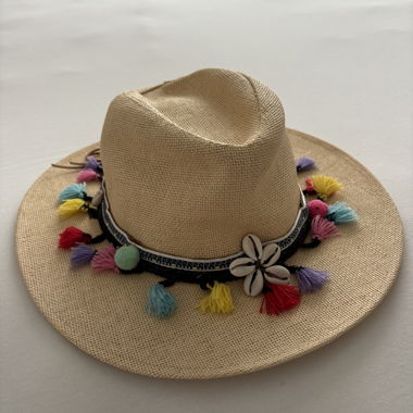 Chapeau de paille avec coquillages