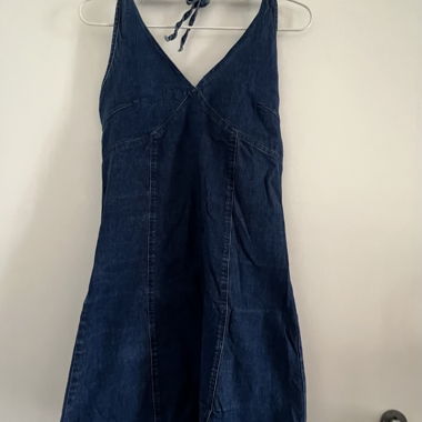 Robe en jean à bretelles type neckholder