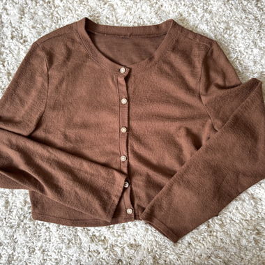 Chemise brune avec boutons perles