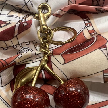 Porte-clés doré avec écharpe assortie en cadeau