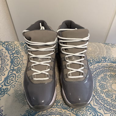 Sneakers alte grigie con lacci bianchi