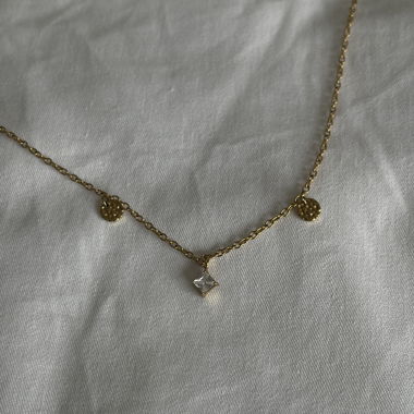 Collana dorata con pendenti