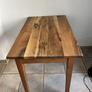 Schöner Küchentisch aus Nussbaumholz