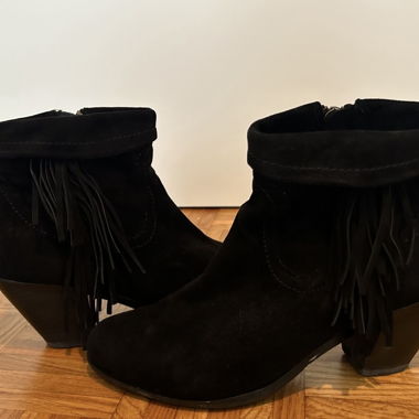 Bottines à talons en daim avec des franges 