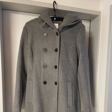 Grauer Wintermantel mit Kapuze Grösse 36