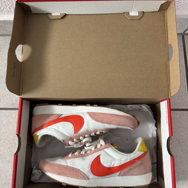 Nike Daybreak Coral Stardust Sneaker