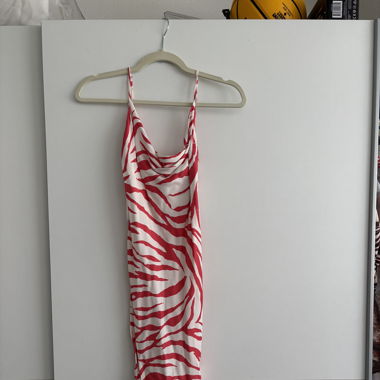 Kurzes Zebra Muster Kleid in Pink/Weiss