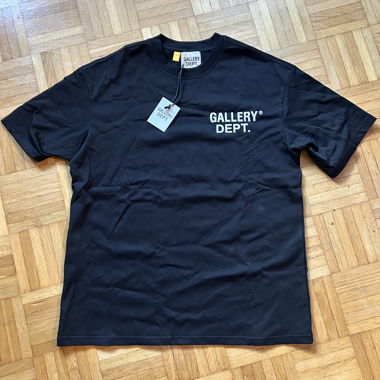 Selling a brand new Gallery dept. T-Shirt in size S
