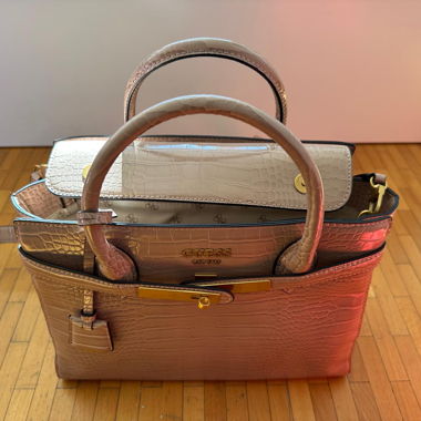 Borsa a mano GUESS effetto coccodrillo beige