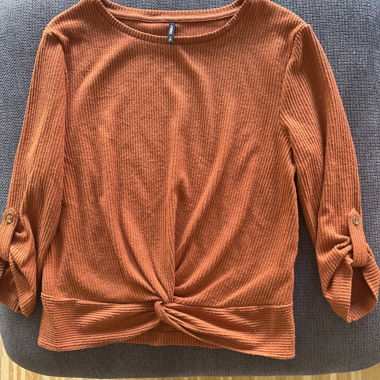 Top in maglia a coste con nodo