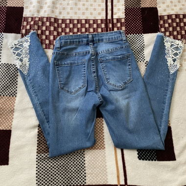Jeans bleu avec dentelle