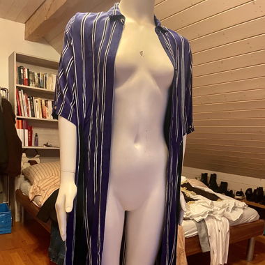 Marineblaue lange Hemdbluse mit Streifen