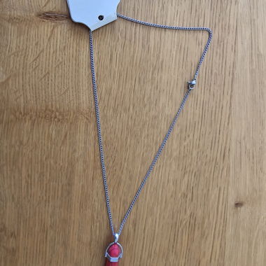 Kette mit Anhänger aus rotem Stein