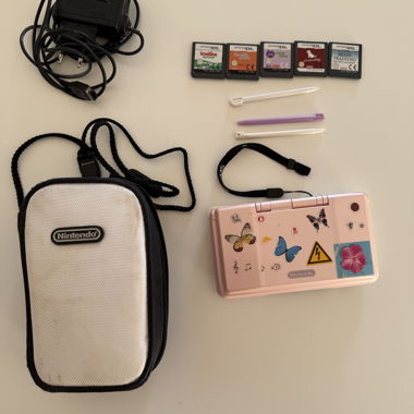 Nintendo DS Lite in Rosa – mit Zubehör und Spielen