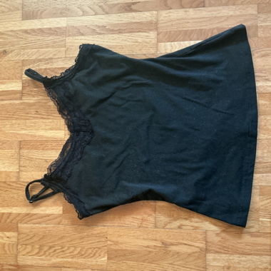 Top nero con pizzo