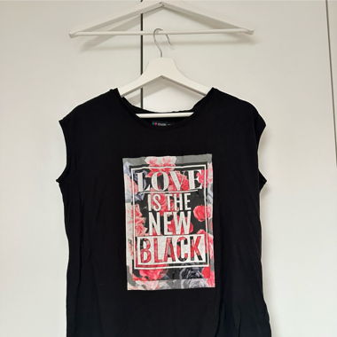 Tshirt love is the new black