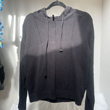 Schwarzer Kapuzenpullover