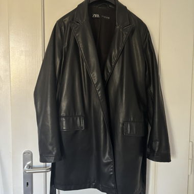 Cappotto in ecopelle con cintura da annodare