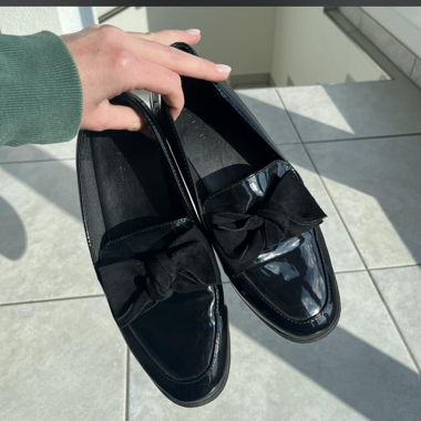 Mocassins vernis noirs avec nœud