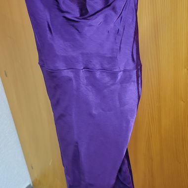Abito lungo in raso viola con spalline